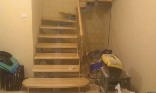 лестница на ломаном косоуре, деревянная лестница, ступени для лестницы
