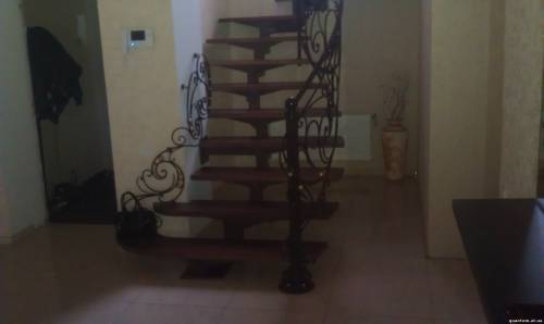 лестница на ломаном косоуре, деревянная лестница, ступени для лестницы